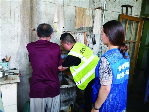 居民反映下水道堵了,一个电话维修师傅就上门